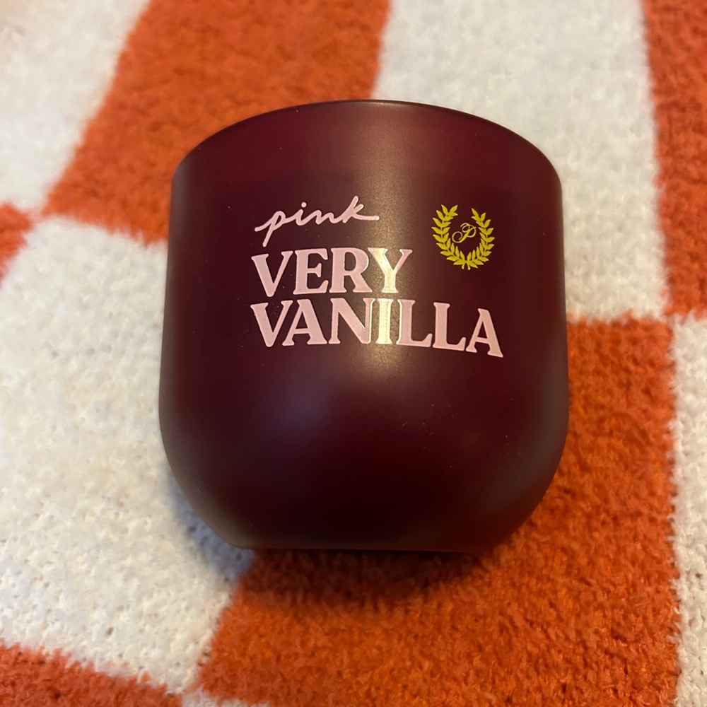 New in box Victoria’s Secret Pink Warm & Cozy scented candle. 🕯️🕯️